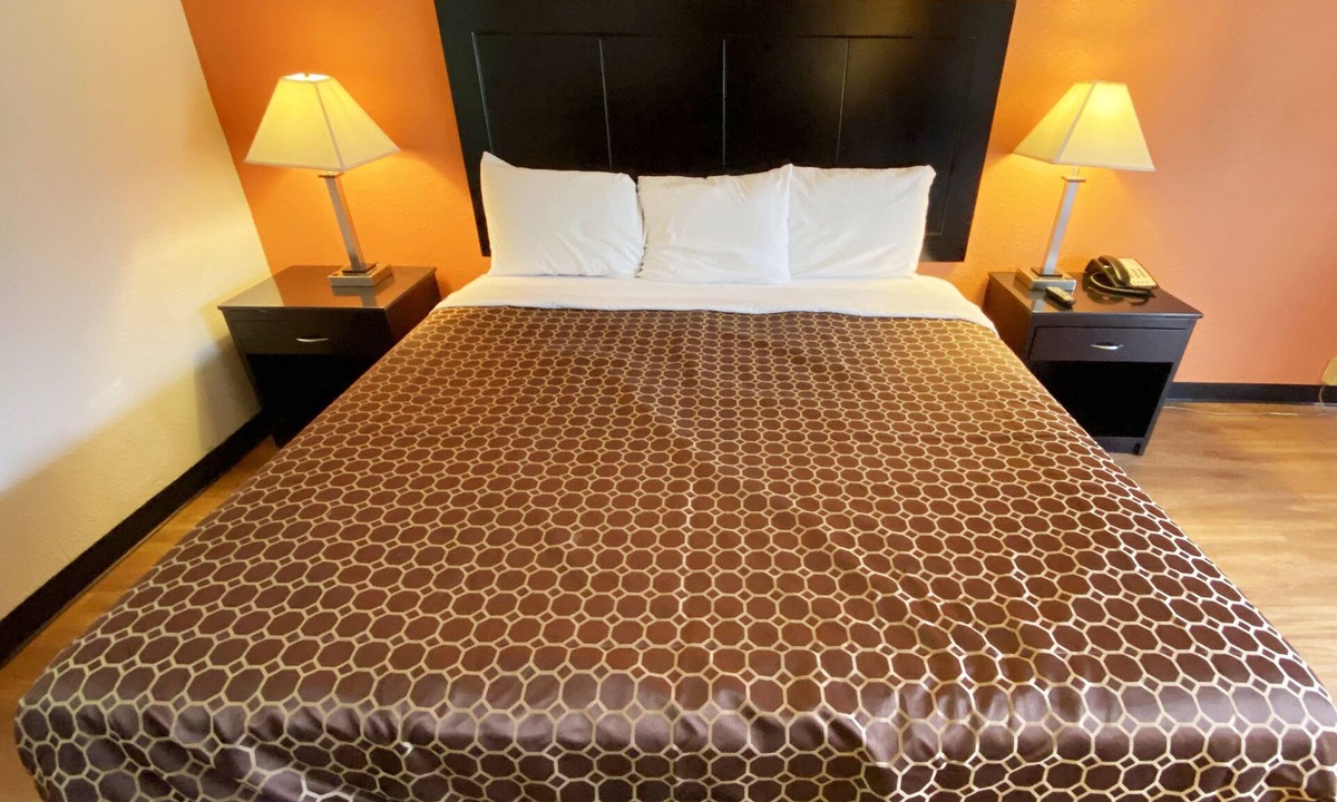 New Llano Hotel | Landmark Hotel