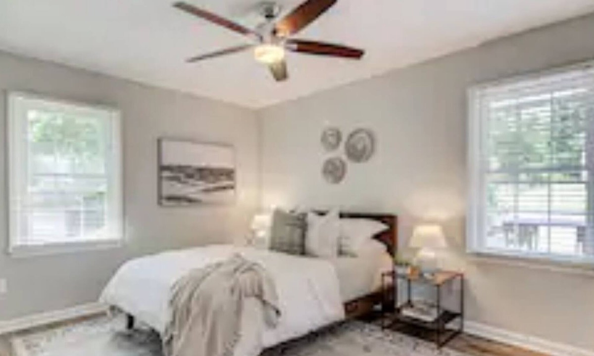 Greensboro House | Large 3 Bedroom☆Sleeps 8☆Home Theatre Experience