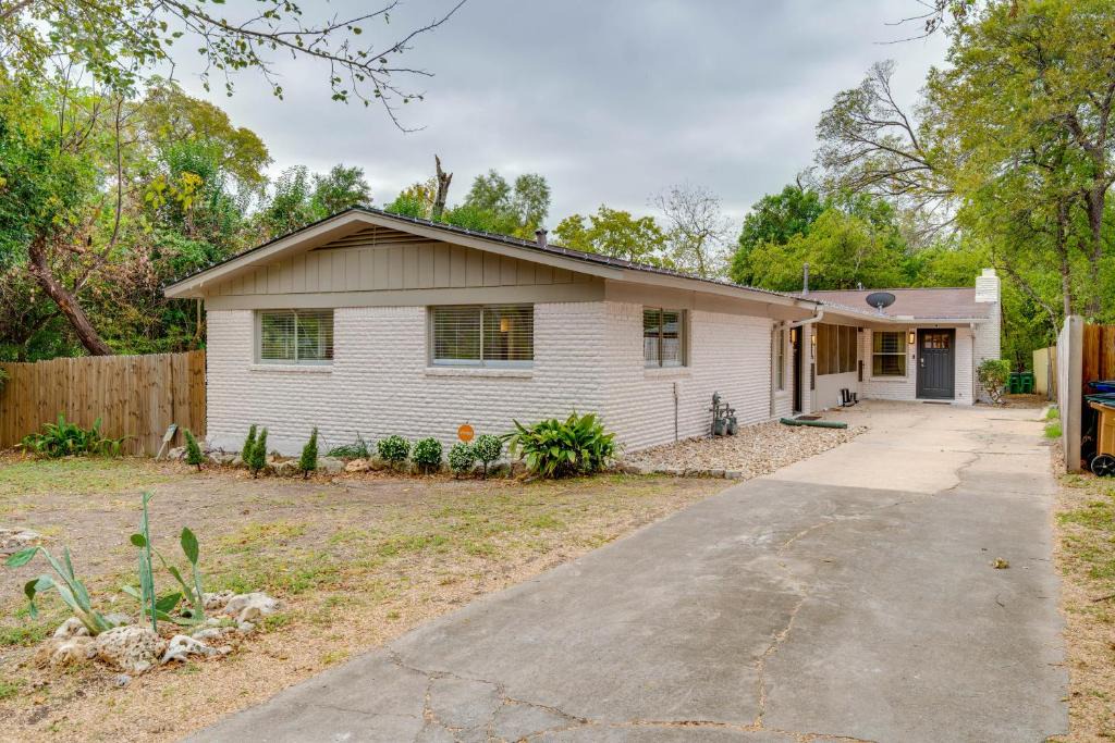 Hancock House | Large Deck, Rec Room! 2-Unit ATX Retreat By Campus