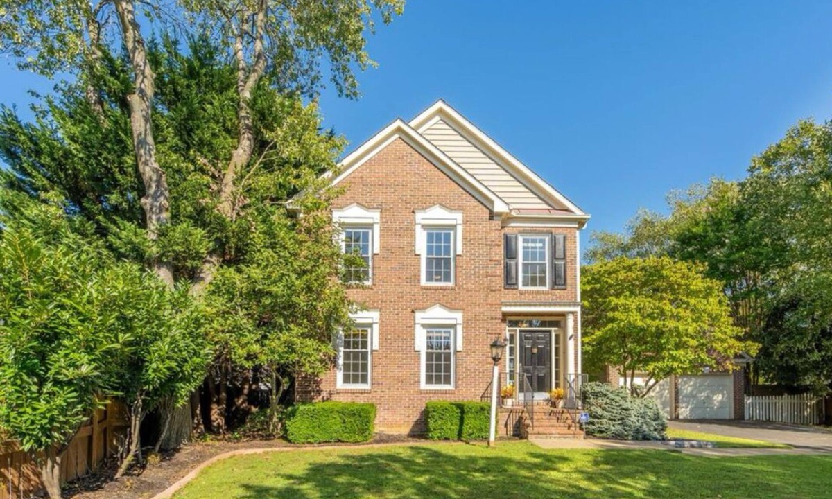 Springfield House | Large Modern Home w/2 Car Garage & Fenced Yard. Pet Friendly. 20 min to DC.