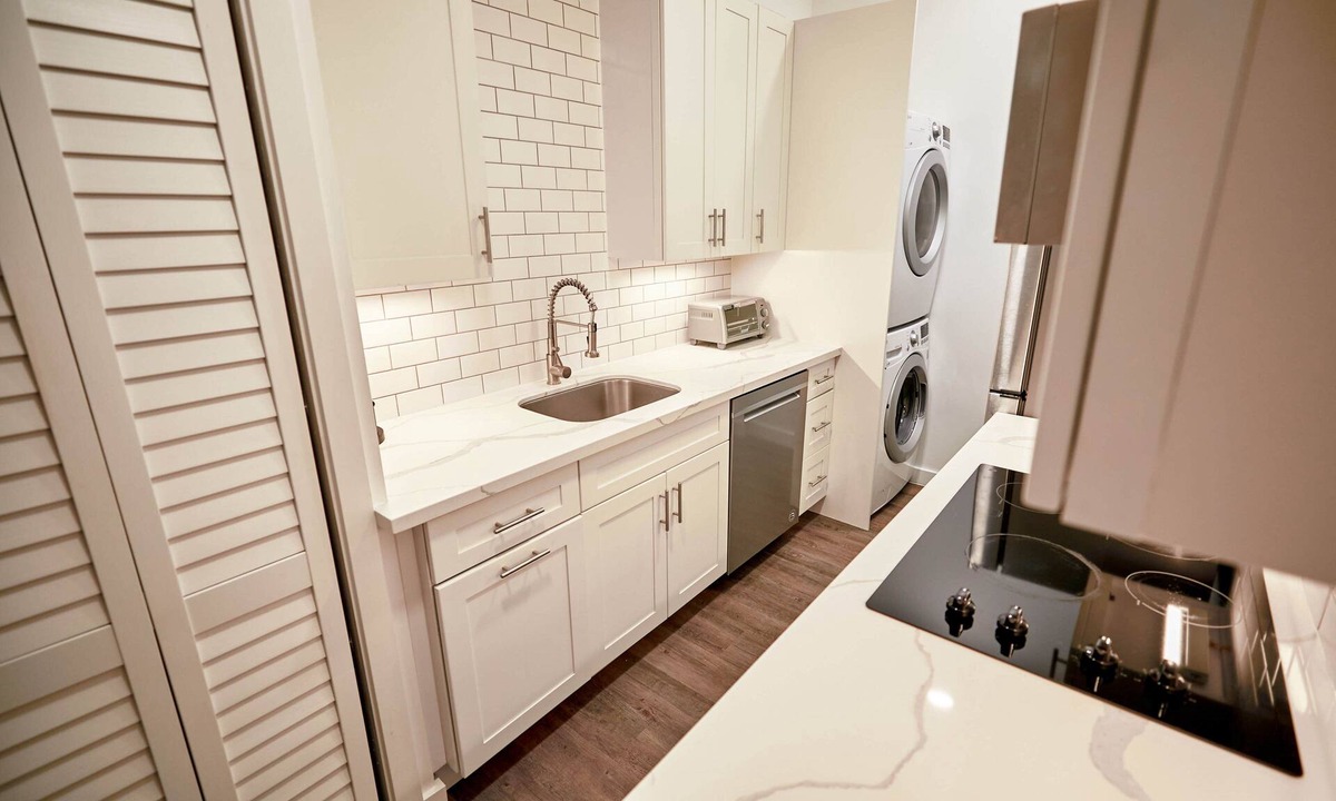 Keolu Hills House | Large Private Studio - Brand New with Kitchen and Laundry