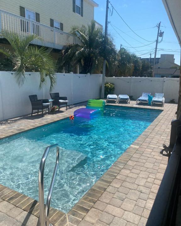 Windy Hill House | Latitude adjustment, walk to beach