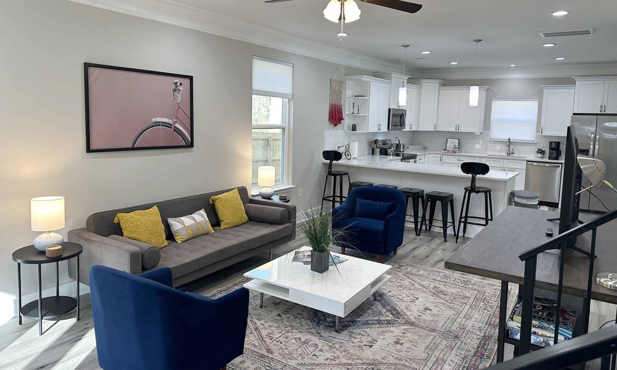 Paw Creek House | Lazy Deer Lodge - 10 Min. to US Whitewater Center & Uptown - BBQ - Fire pit - Garage - Fenced - Pets