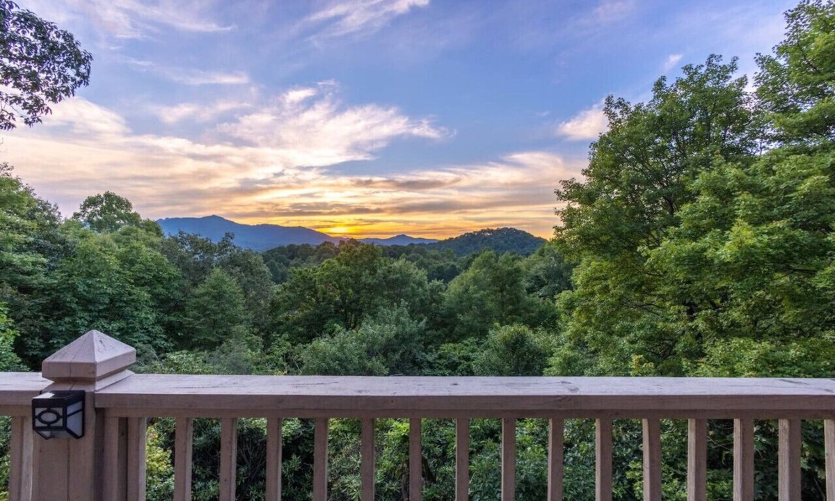 Blowing Rock House | Legacy View Lodge-Amazing View, 2 Kitchens, Near Parkway, Fire Pit, & Hot Tub
