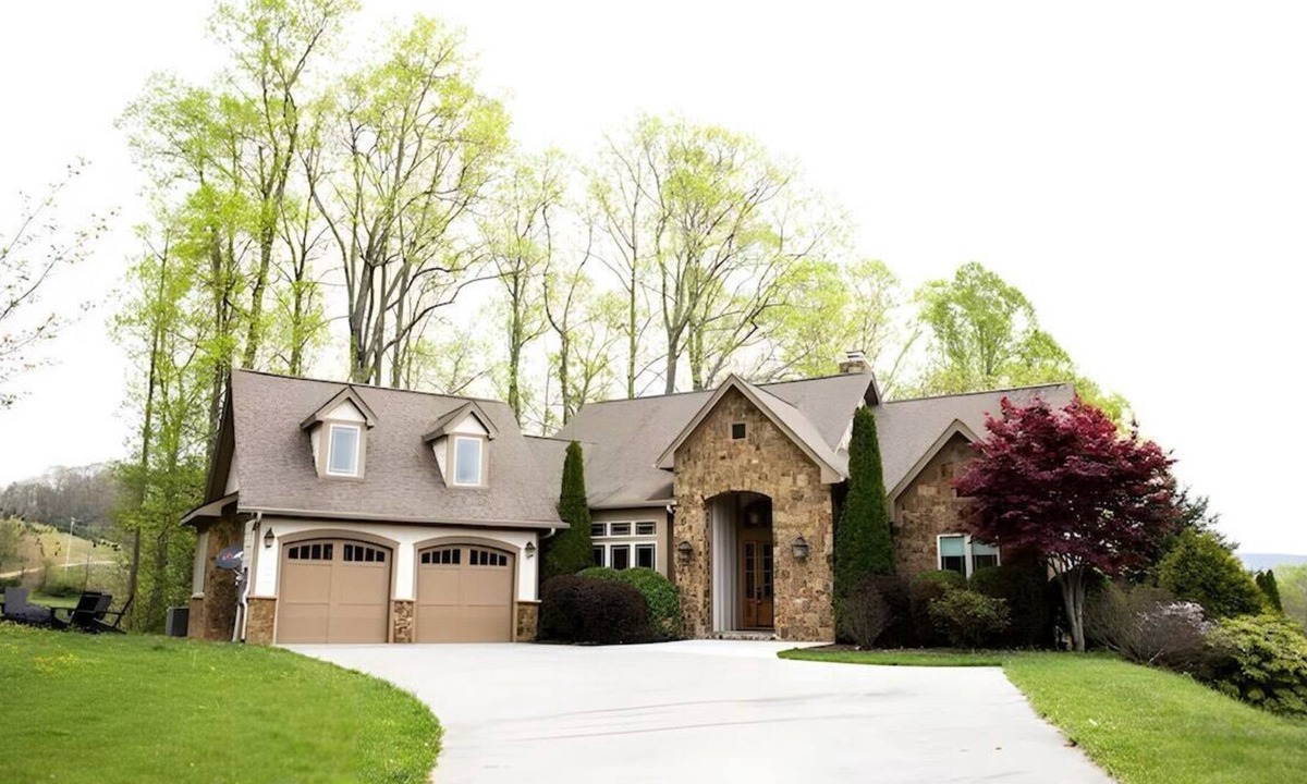 Altamont House | Linville Falls Luxury Cabin w/ hot tub & game room
