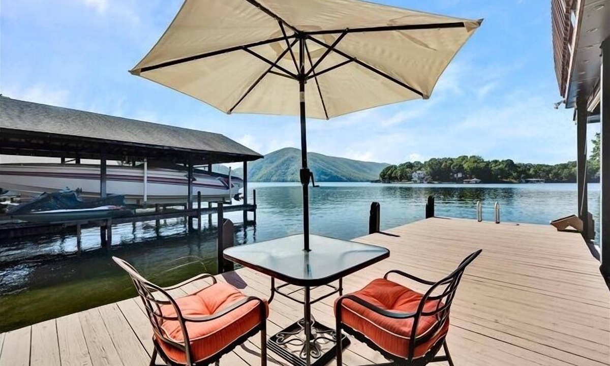 Huddleston House | LITERALLY step from the house, onto the deck, onto the dock! PET FRIENDLY! Come Visit "Hope's Retre