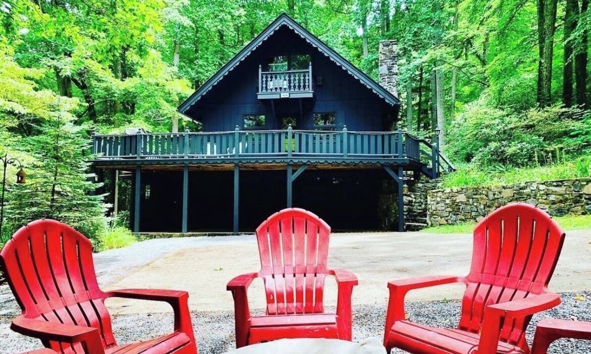Burnsville Ski Chalet | Location! Location! Near food, coffee, breweries! Entire Cabin in Burnsville,NC