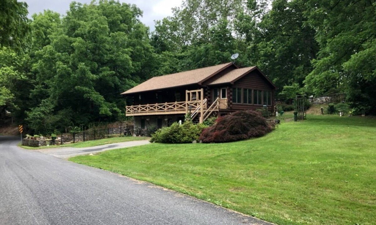 Salunga House | Log cabin nestled beside Chiques Creek in historic Lancaster County