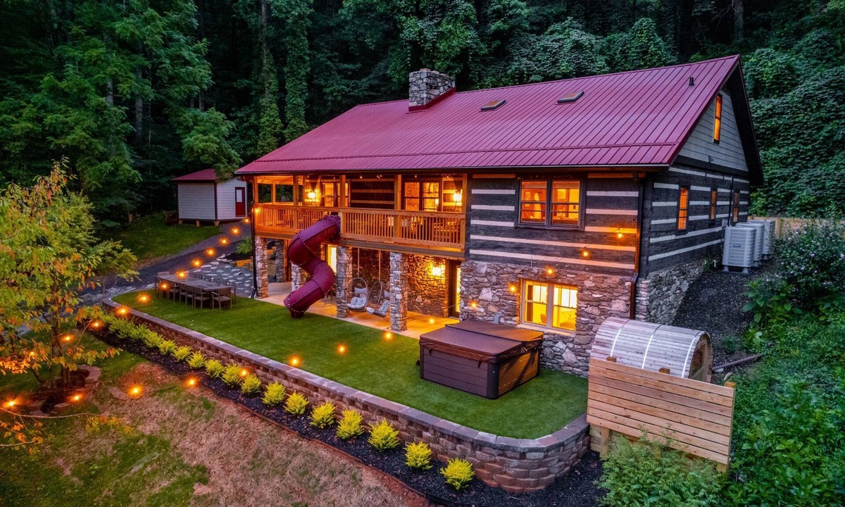Weaverville House | Log Cabin, Theater, Arcade & Sauna | Beaver Cabin