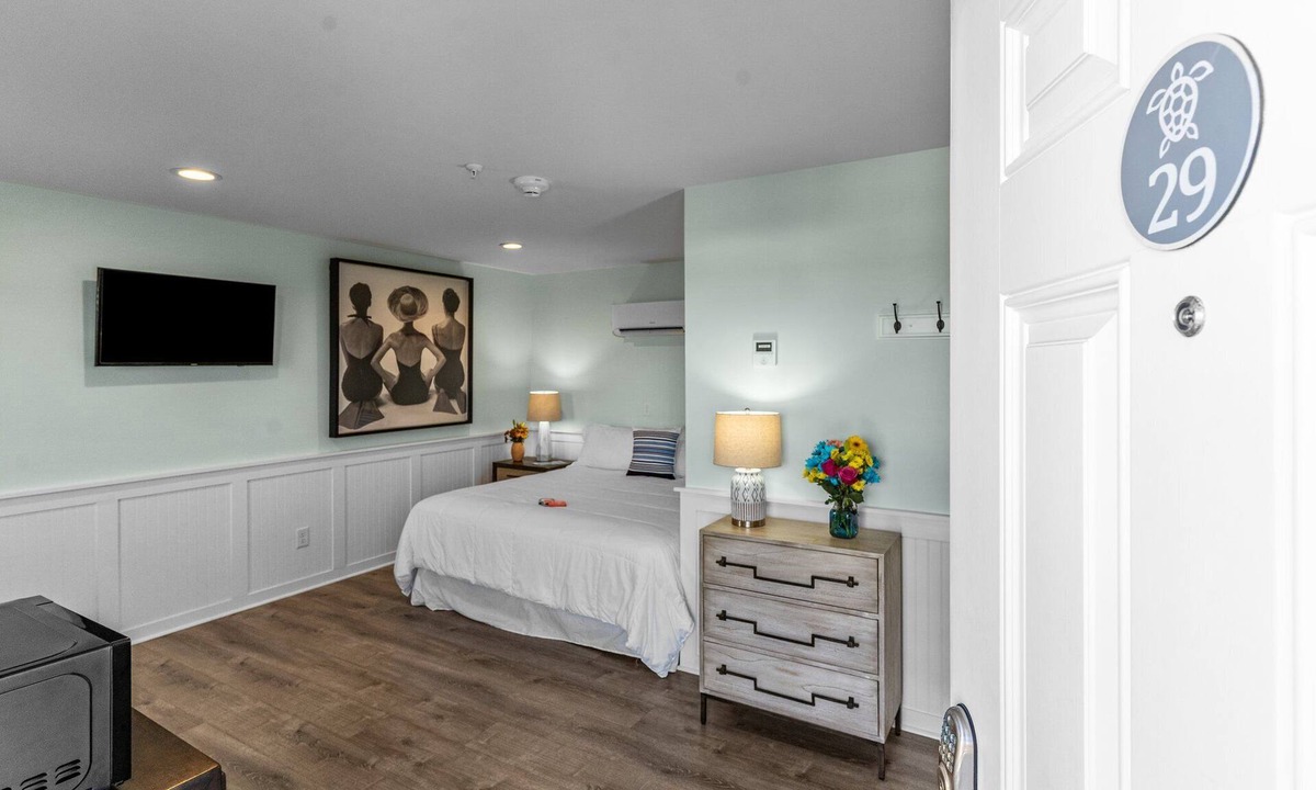 Surf City Hotel | Loggerhead Inn & Suites - King Room in hotel in Surf City, North Carolina