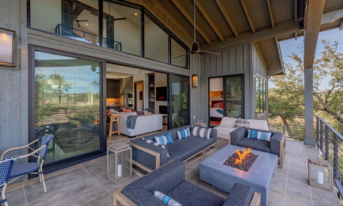 Spicewood House | Lola's Lakefront: 3-Bed Treehouse with Porch, Fire Pit & Year-Round Fun