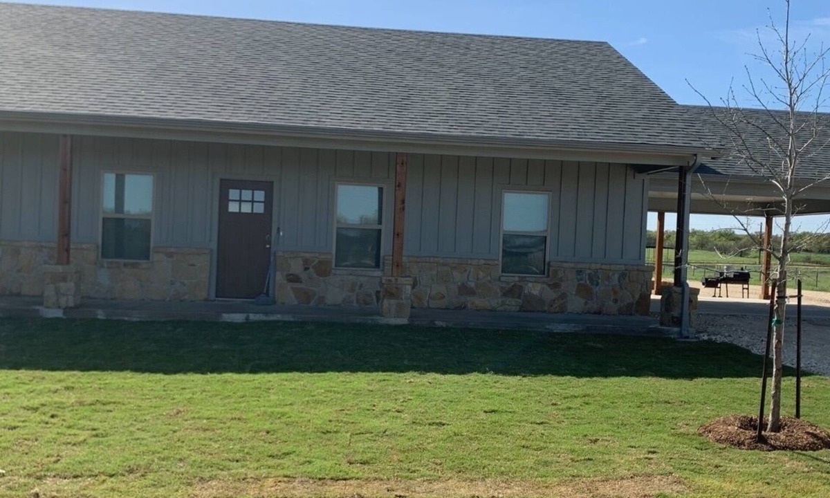 Dublin House | Lone Oak Place with Horse Stalls