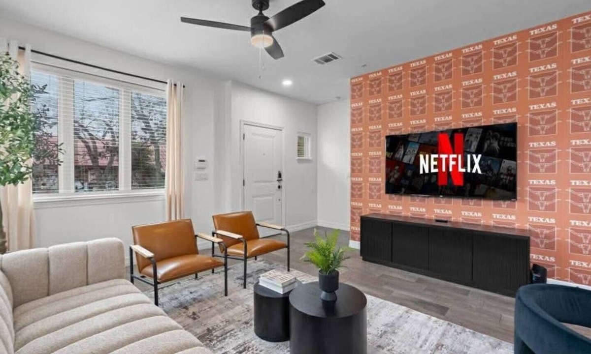 North University Apartment | Longhorn III | Walk to UT Moody Center