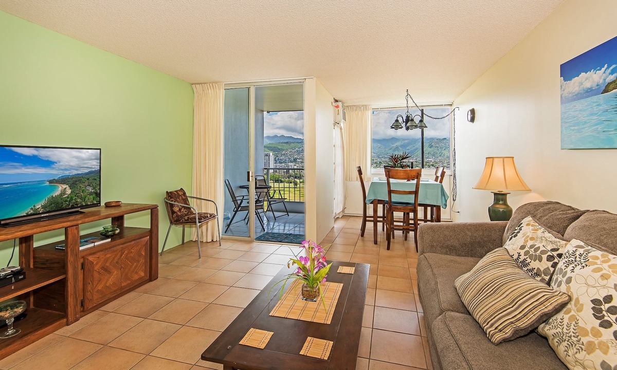 Waikiki Condo | Lucious Green Golf Course-MT Views at Canal House w/Washer-Dryer & Parking
