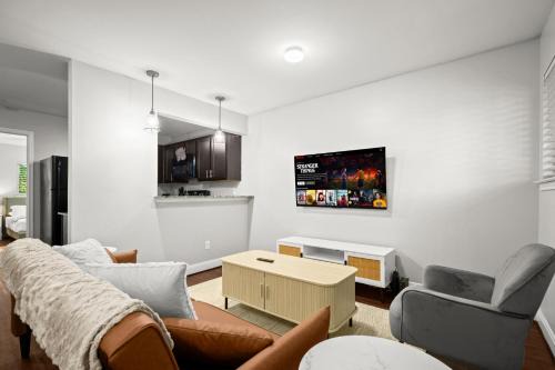 Hyde Park Apartment | Lux 1BR Apt in North Loop Near UT Free Parking