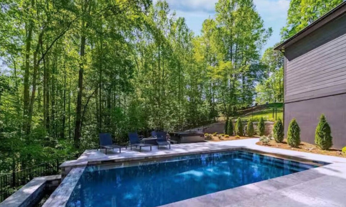 Mooresville House | Lux Lakefront Escape—Pool—Hot Tub—Fire Pit—Poker!