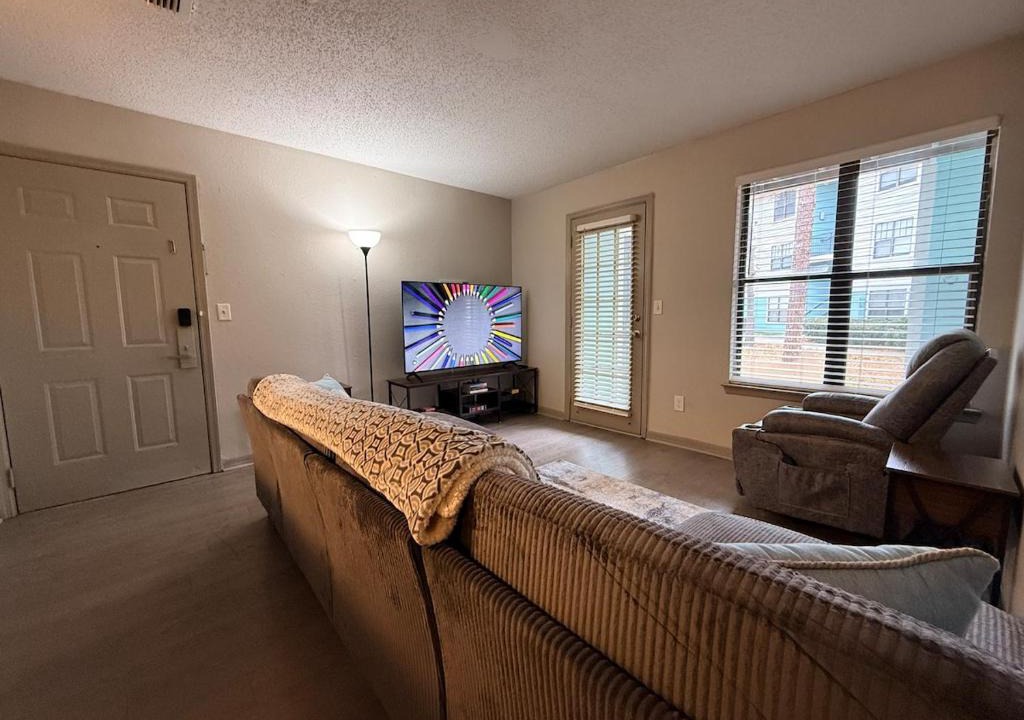 Southside Apartment | Lux Pool Home Mins to Mayo Beach UNF Spine andPain