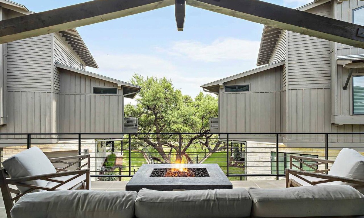 Spicewood House | Luxe 3-Story Retreat | Pickleball | Firepit | BBQ