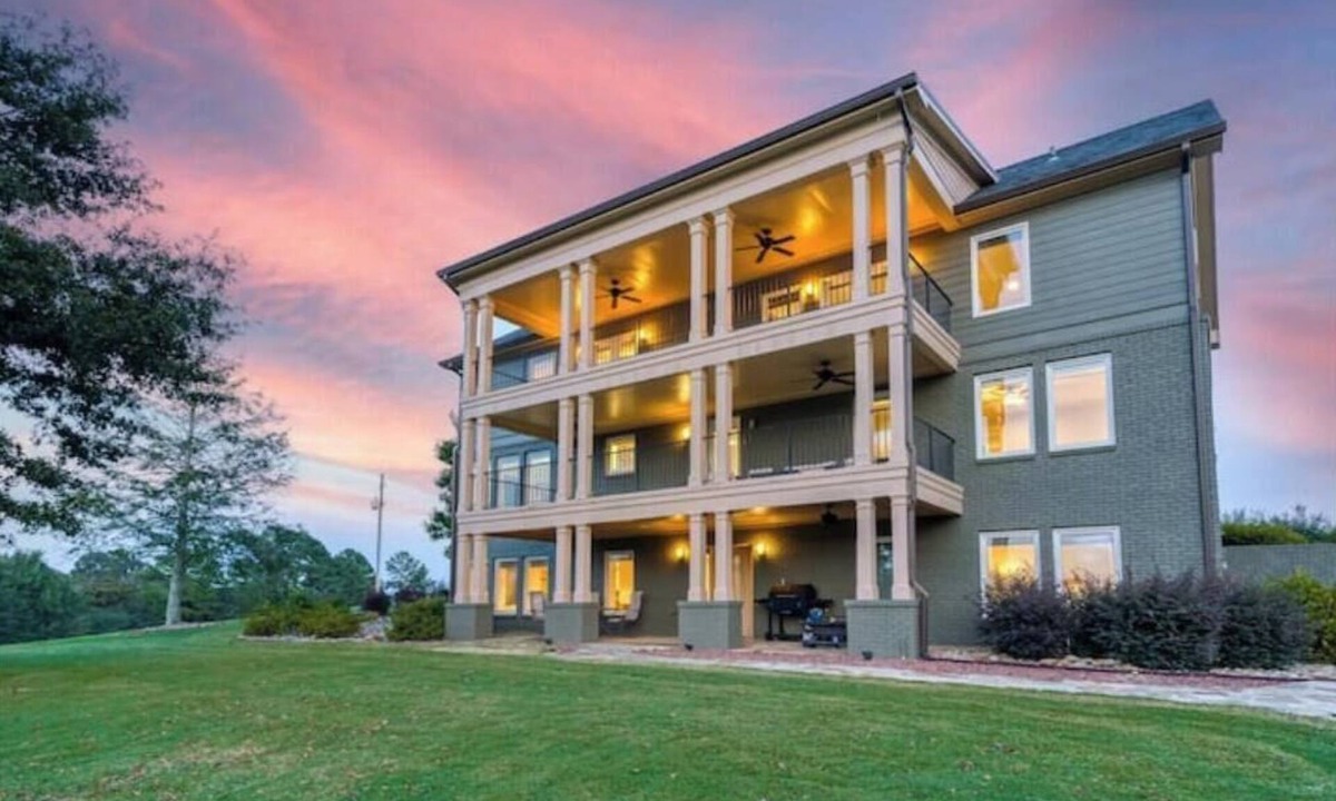 Murrayville House | Luxe 38-Acre Homestead Near Gainesville: 5BR/7BA, 2 Kitchens, Animals & More!