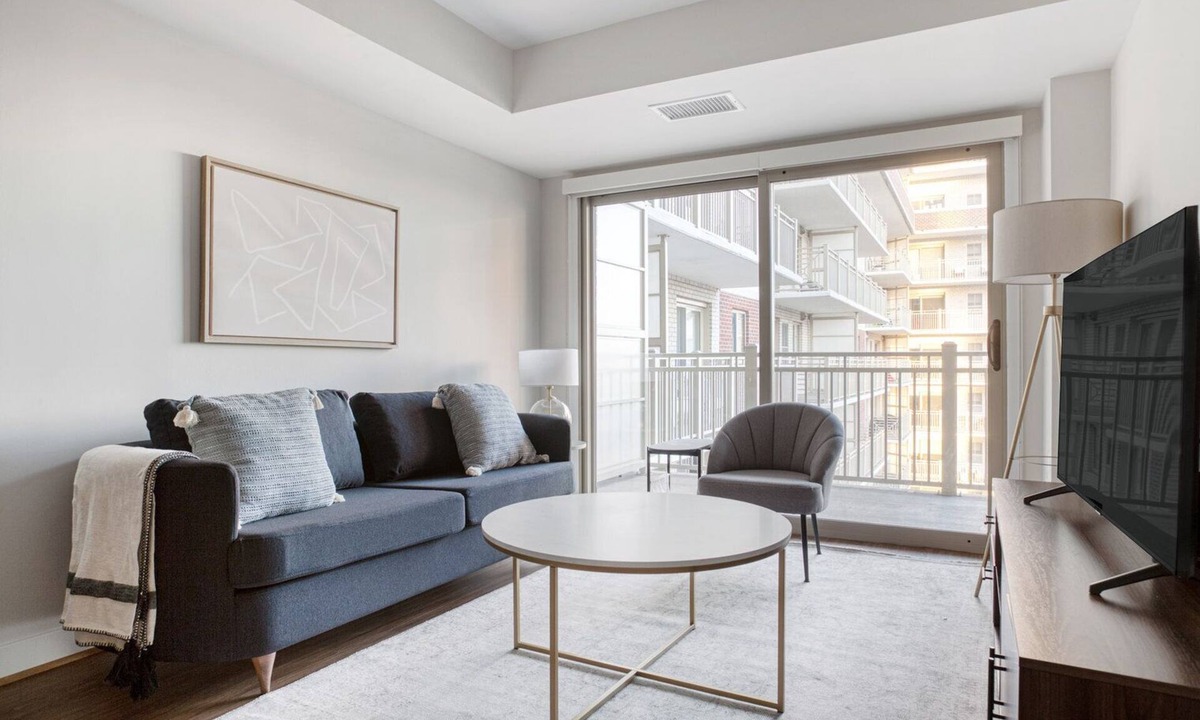 Ballston Apartment | Luxe Ballston 1BR w/Pool, W/D & Gym, walk to Bars & Metro, by Blueground
