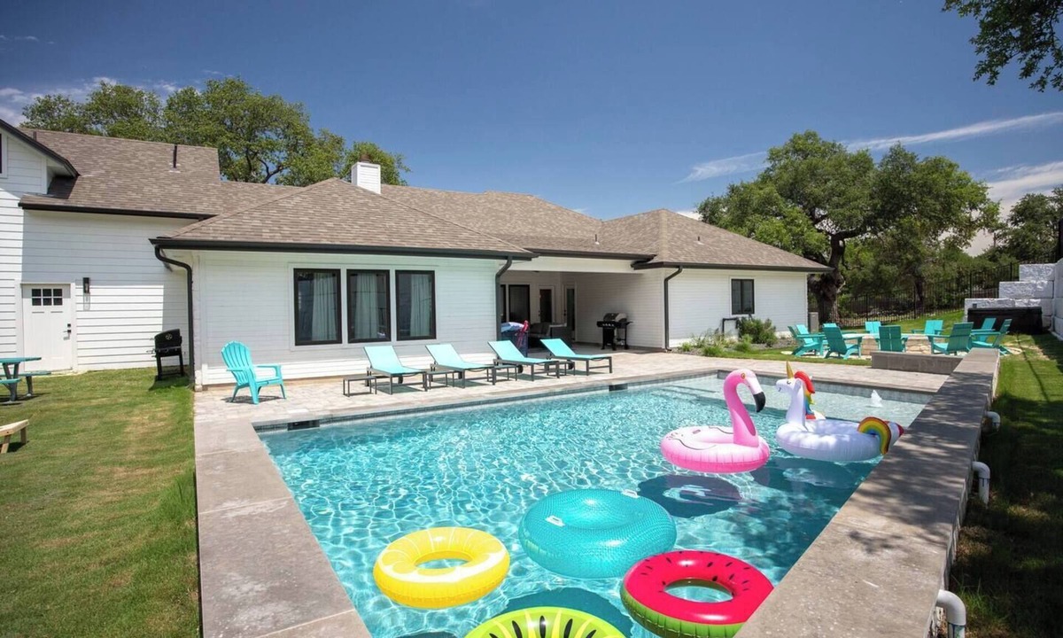 Dripping Springs House | Luxe Home w/Pool and Hot Tub on 7 acres