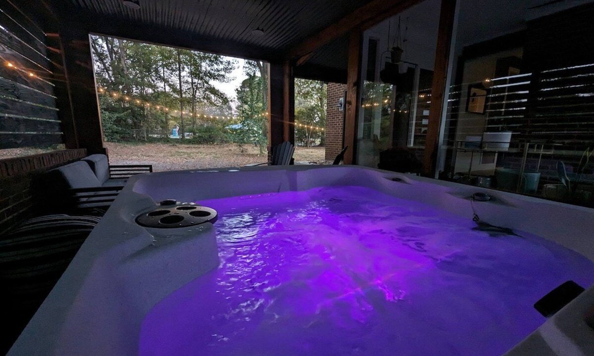 Matthews House | Luxe | Hot Tub | Firepit | Heat Floors | EV | Walk2Matthews