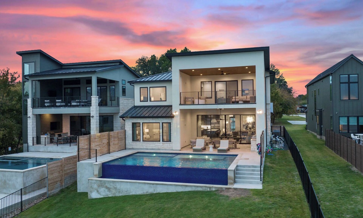 Kingsland House | Luxe Lakefront Haven | Concierge Services