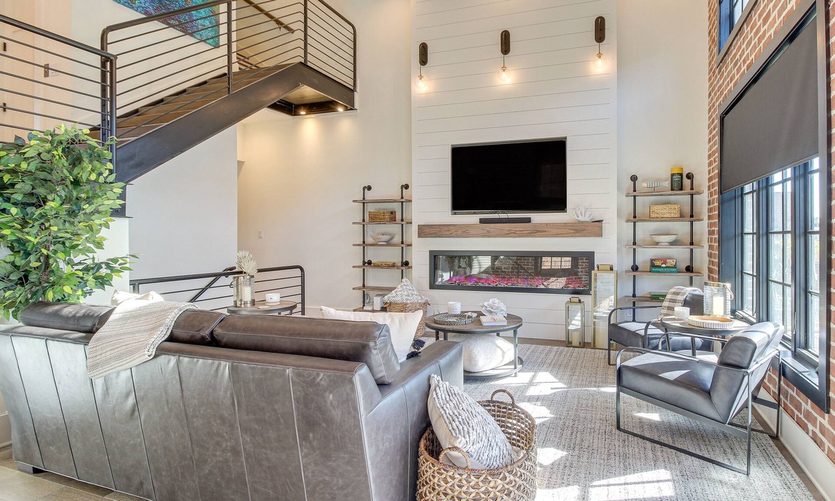 Hitch Village - Fred Wessels Homes House | Luxe Savannah Townhome: 1 Mi to Historic District