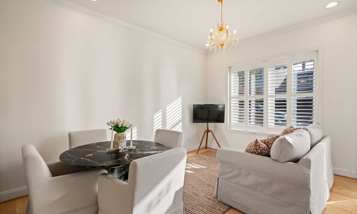 Old Town West Apartment | Luxe Stay in Quaint Old Town Alexandria near D.C.