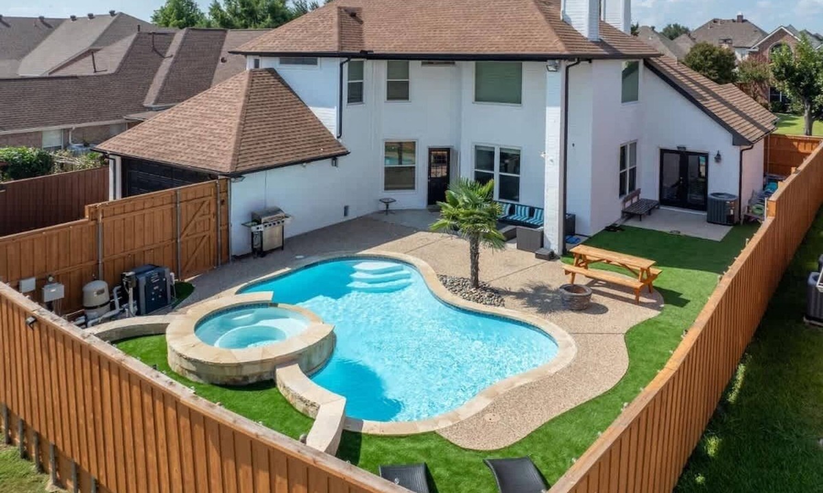 Richardson House | Luxurious Pool Oasis PS5 5BR 4 BA Aquarium