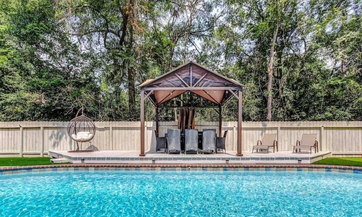 The Woodlands House | Luxurious, Spacious & Fun ~ Pool ~ Games~ Spa