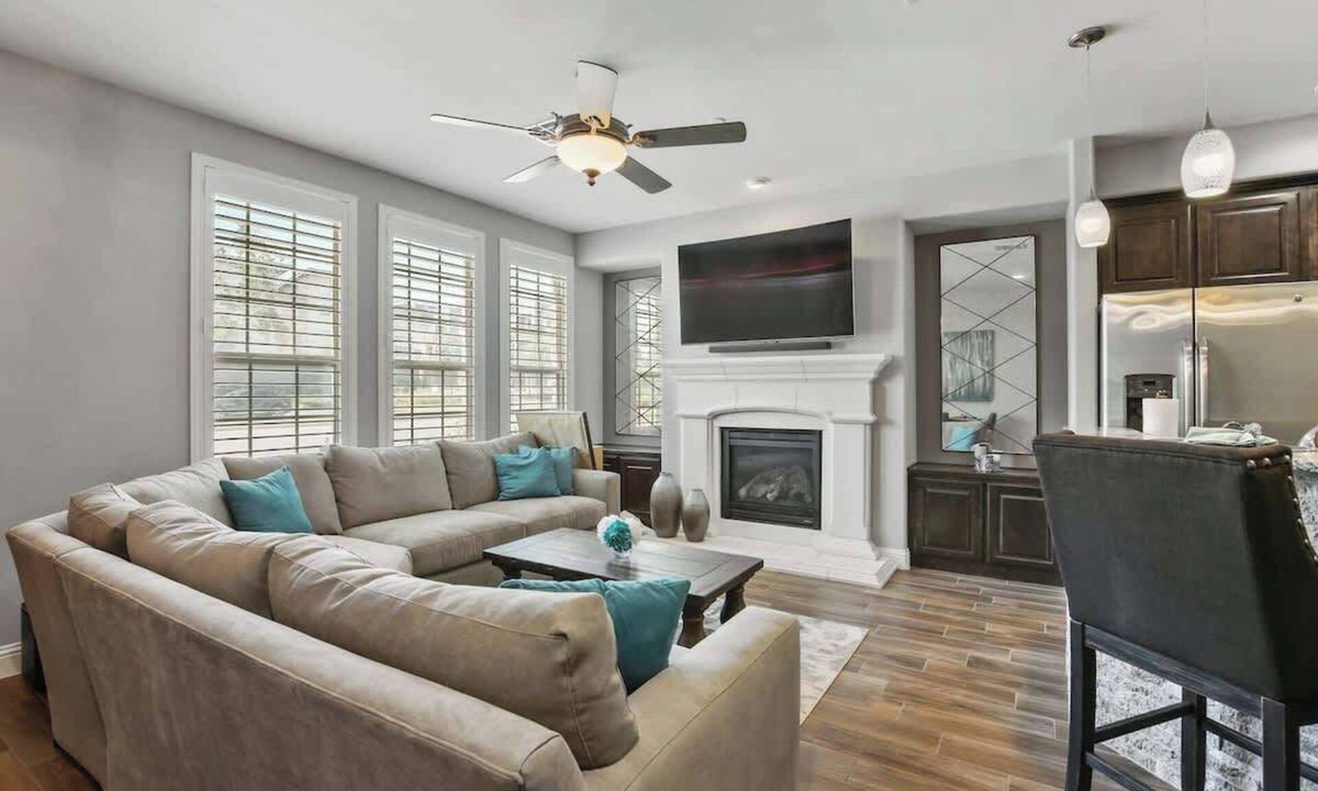 Legacy Park House | Luxurious Townhouse across from Legacy West
