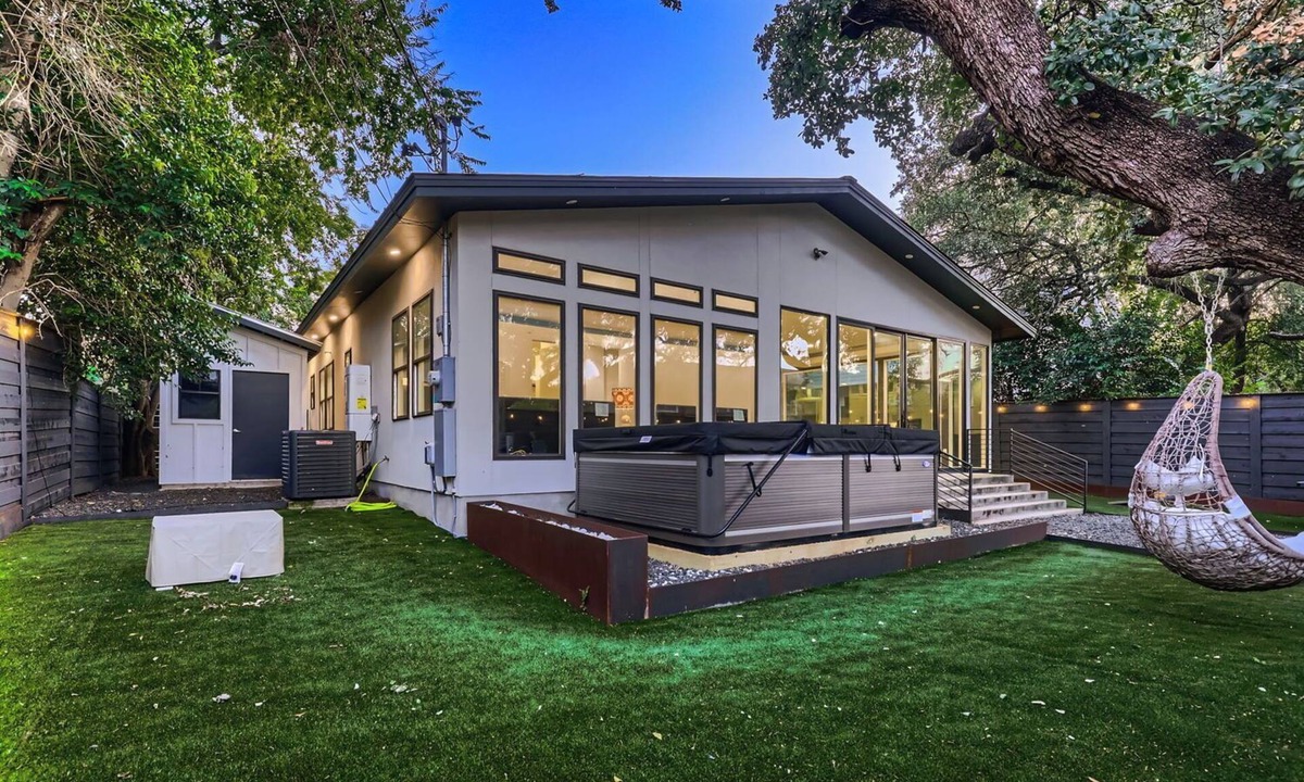 Galindo House | Luxurious Villa in the heart of Austin 5 minutes to Downtown and SoCo + Hot Tub