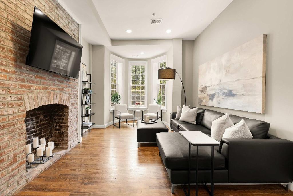 Columbia Heights Apartment | Luxury 2BR & Parking in Heart of DC - Steps to Metro