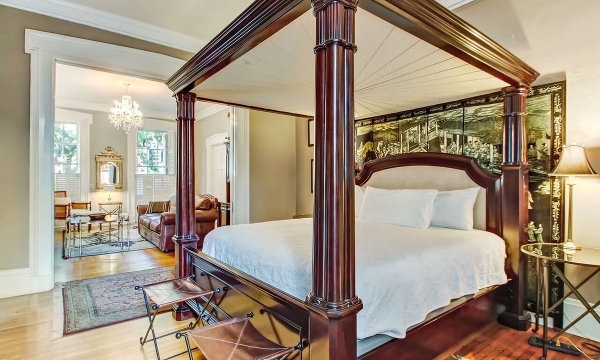 Historic Downtown Savannah Apartment | Luxury Apartment On Famous Jones Street-Dog Friendly!
