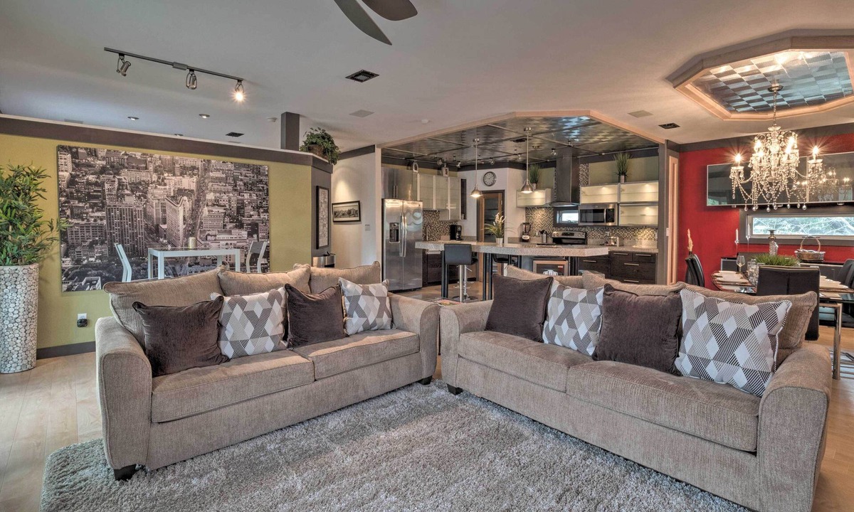 Bouldin Apartment | Luxury Apartment: Walk to Bus + 1 Mi to Downtown!
