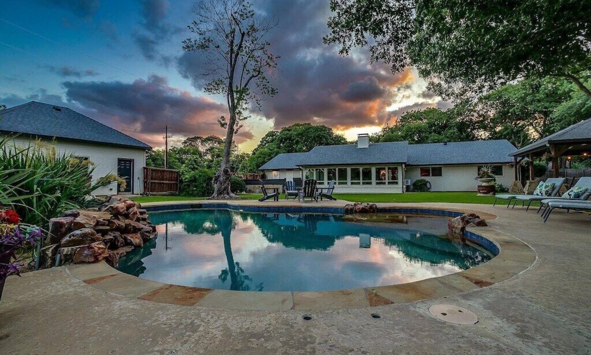 Keller House | Luxury Backyard Oasis | Sleeps 10 Near Southlake