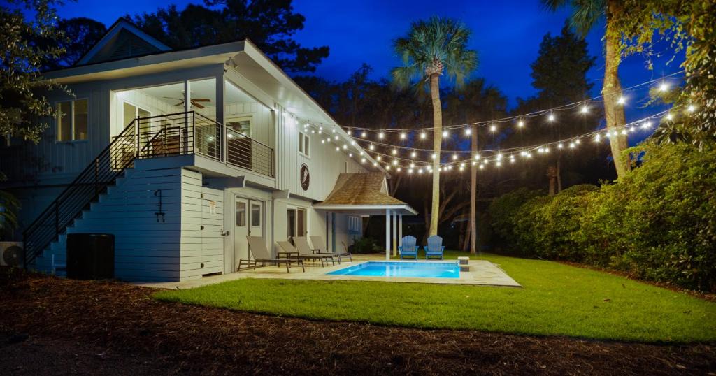 Hilton Head Island House | Luxury Beach House - 2min Walk to Beach - Private Pool - Group & Dog Friendly