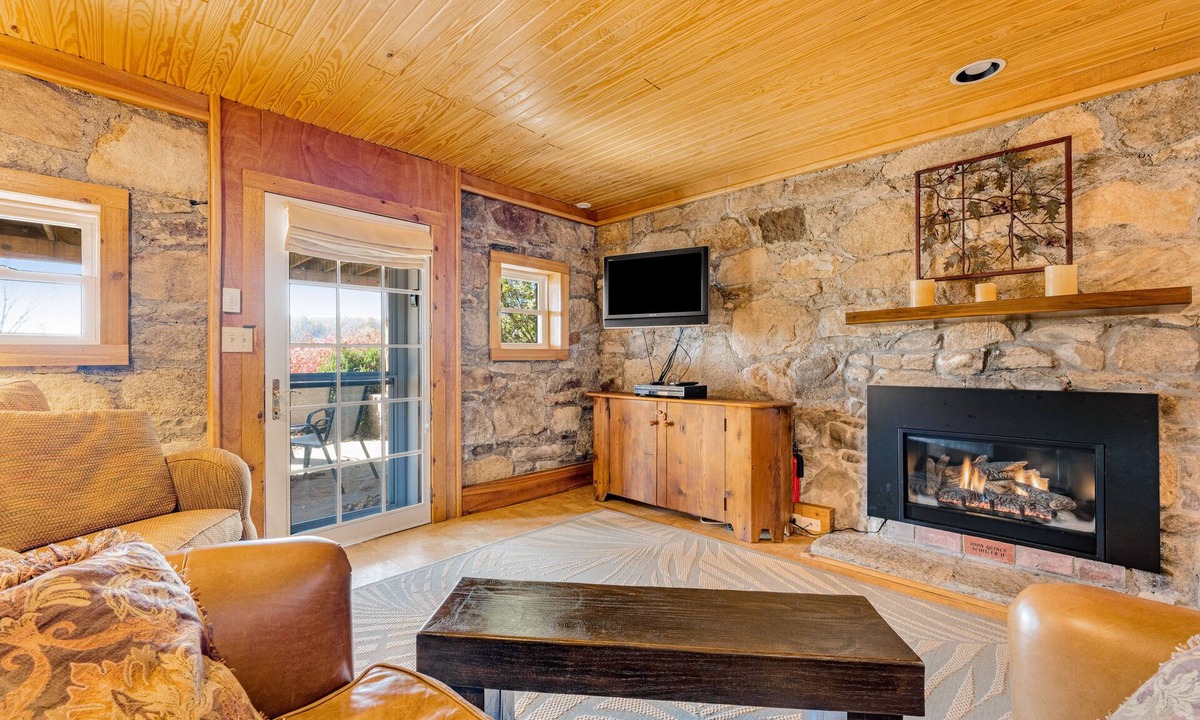 Banner Elk Cottage | Luxury cottage with spacious deck, amazing views & washer/dryer