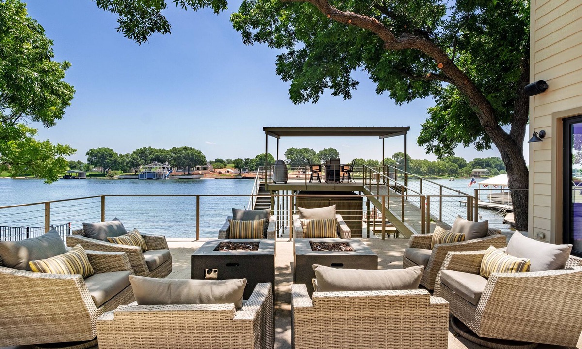 Kingsland House | Luxury LAKEFRONT home Insane view POPULAR spot Sleeps 16+ SERENITY
