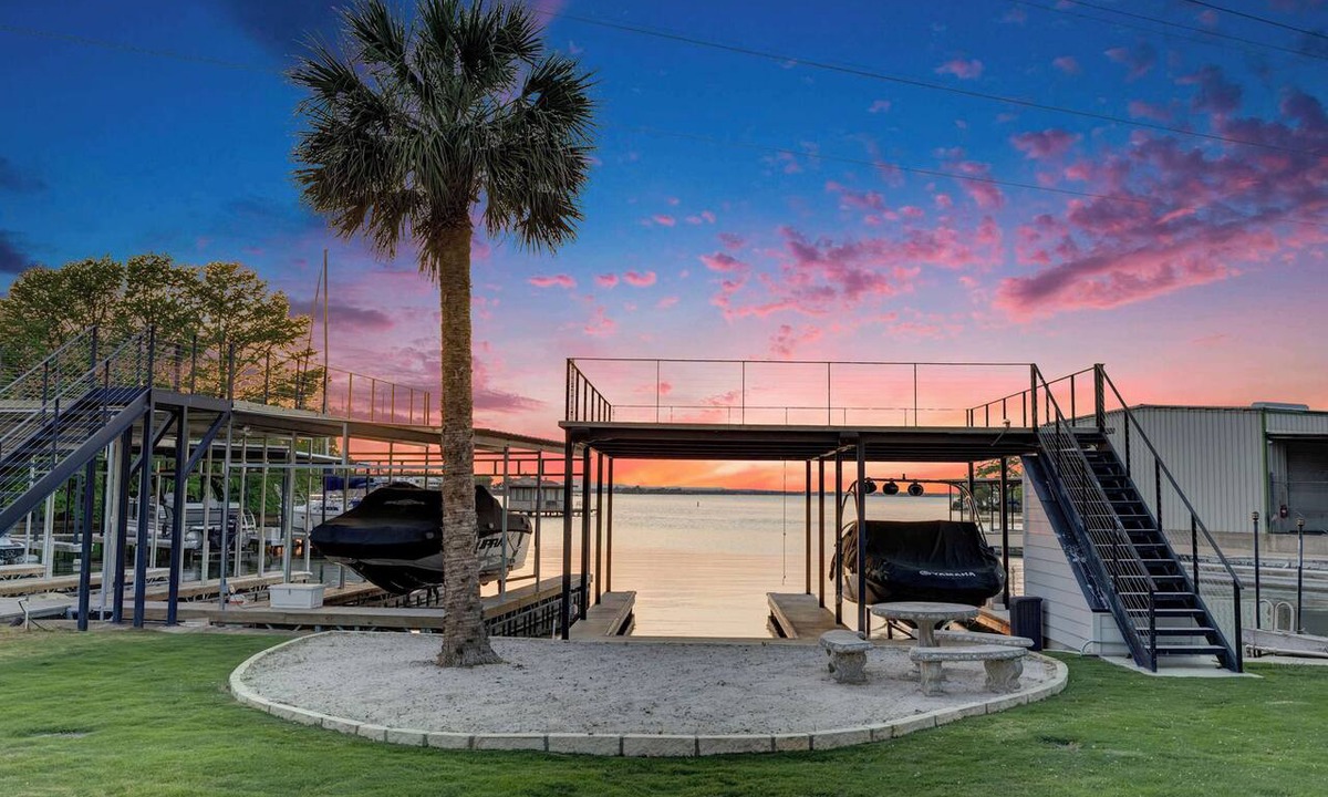 Horseshoe Bay House | Luxury Lakefront Villa | Pool, Hot Tub & Dock