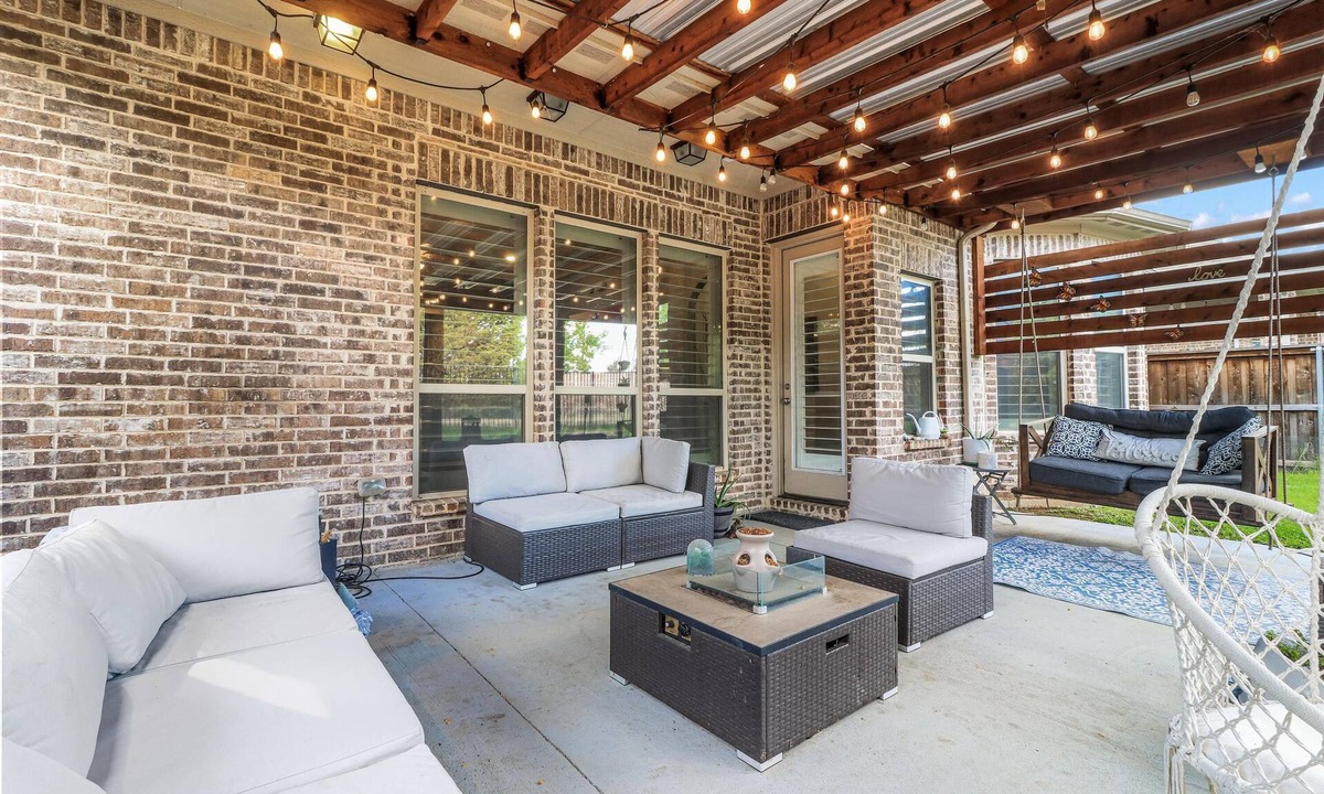 Flower Mound House | Luxury Lakeside Home by Airport