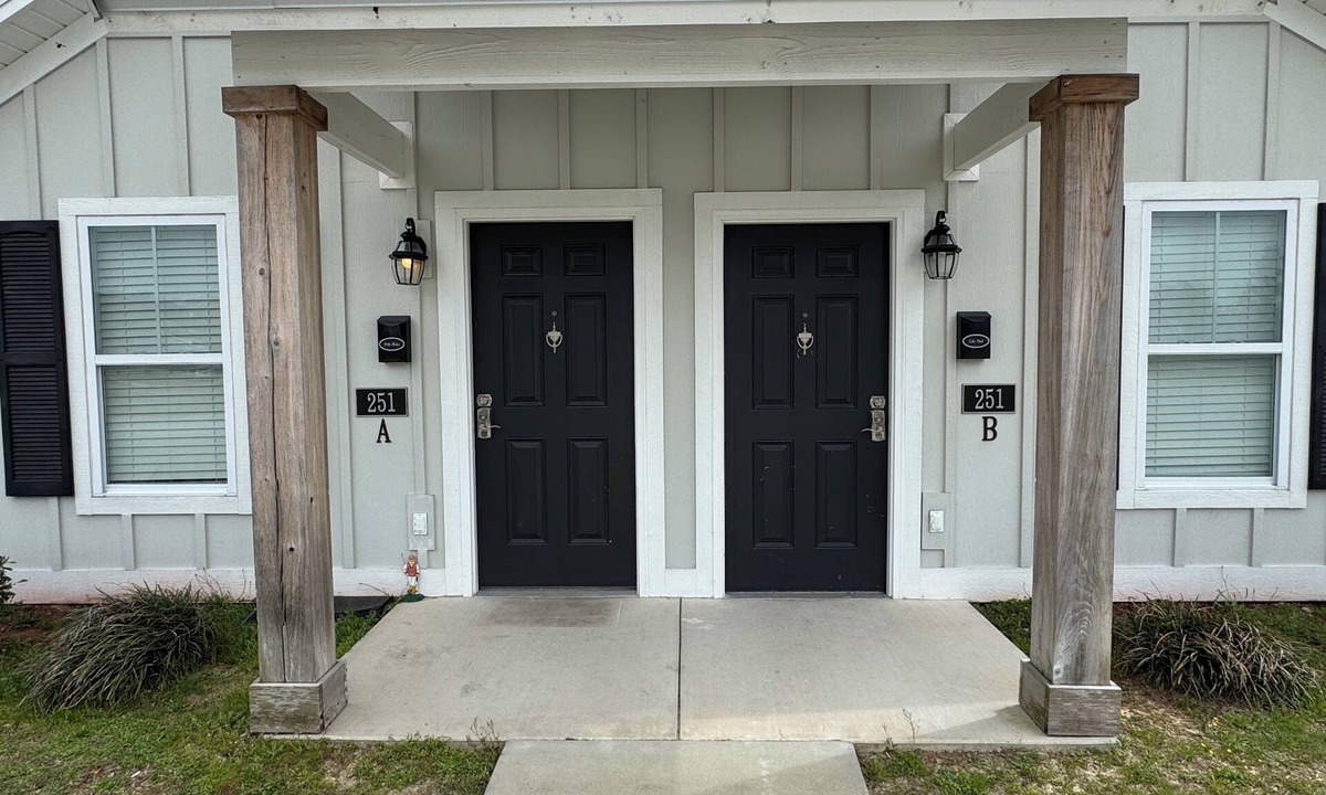 Elizabethtown Resort | Luxury Lodging, Lakefront View, 2 Queen Bed w/Private Bath, Private Patio.