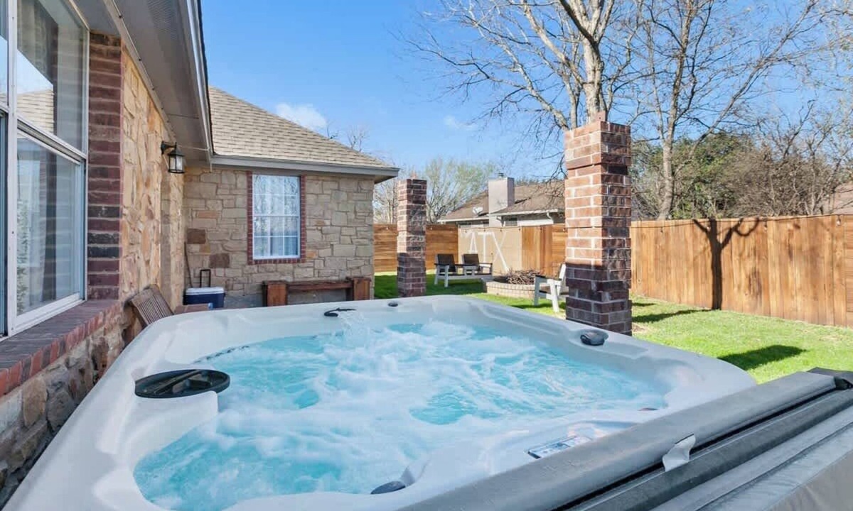McKinney House | Luxury Modern 4BR | Hot Tub | Mins to DT & Rainey
