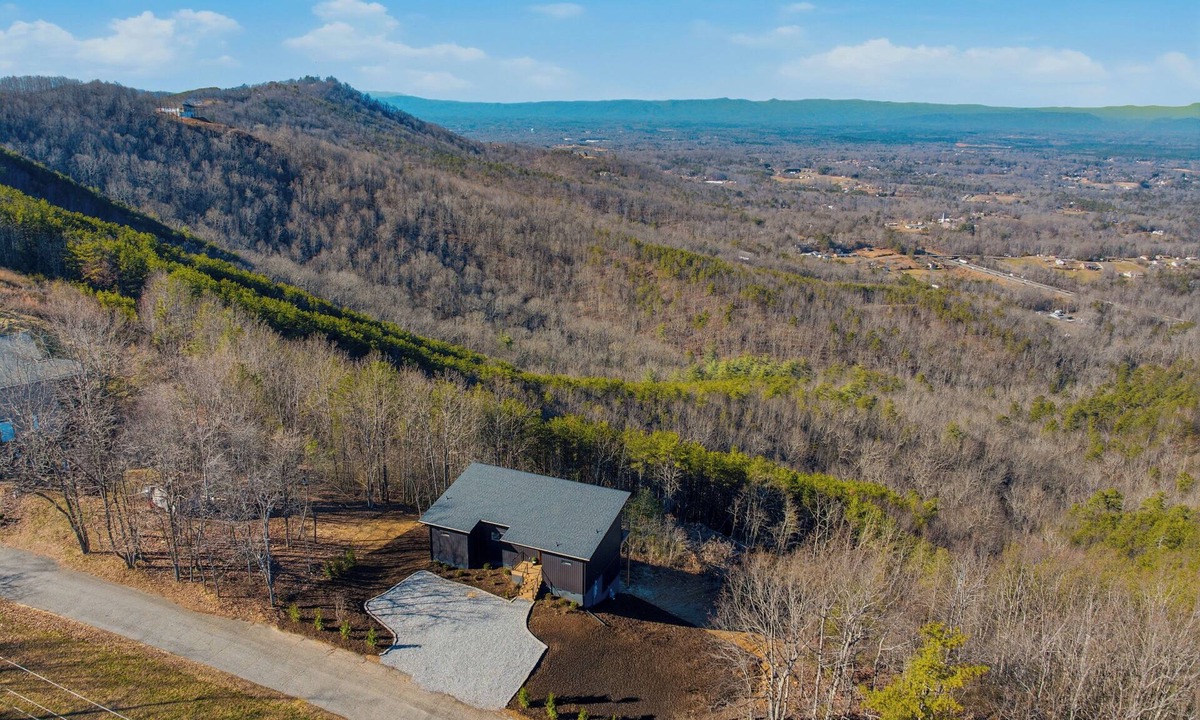 Valdese Cabin | Luxury Mountain Retreat near Hickory w/Hot Tub & views of Blue Ridge Mountains