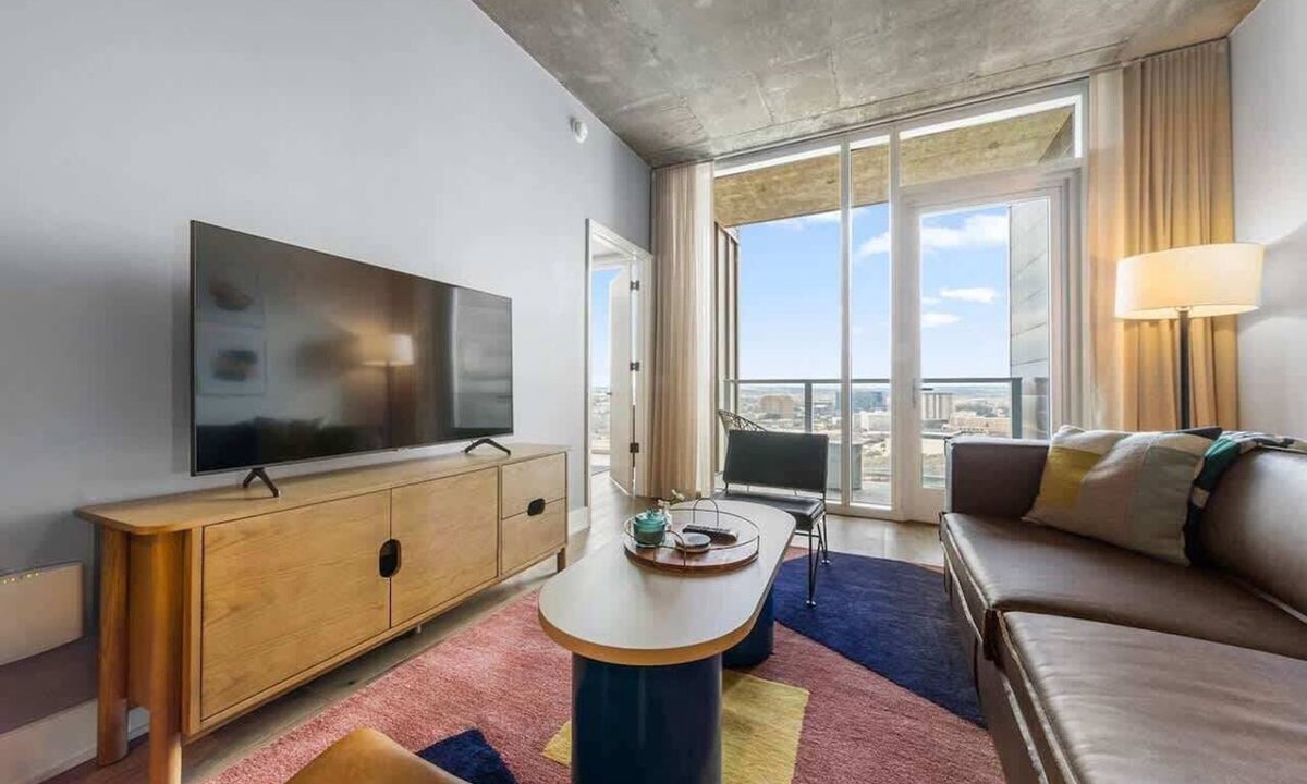 Rainey Street Historic District Condo | Luxury Rainey High-Rise | Rooftop Pool & Gym