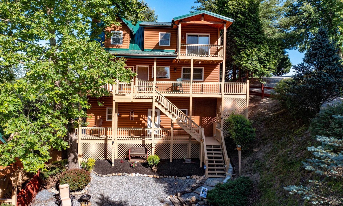 Sparta Cabin | Luxury Rustic Mountain Cabin with Wraparound Porches & Sunrise Views