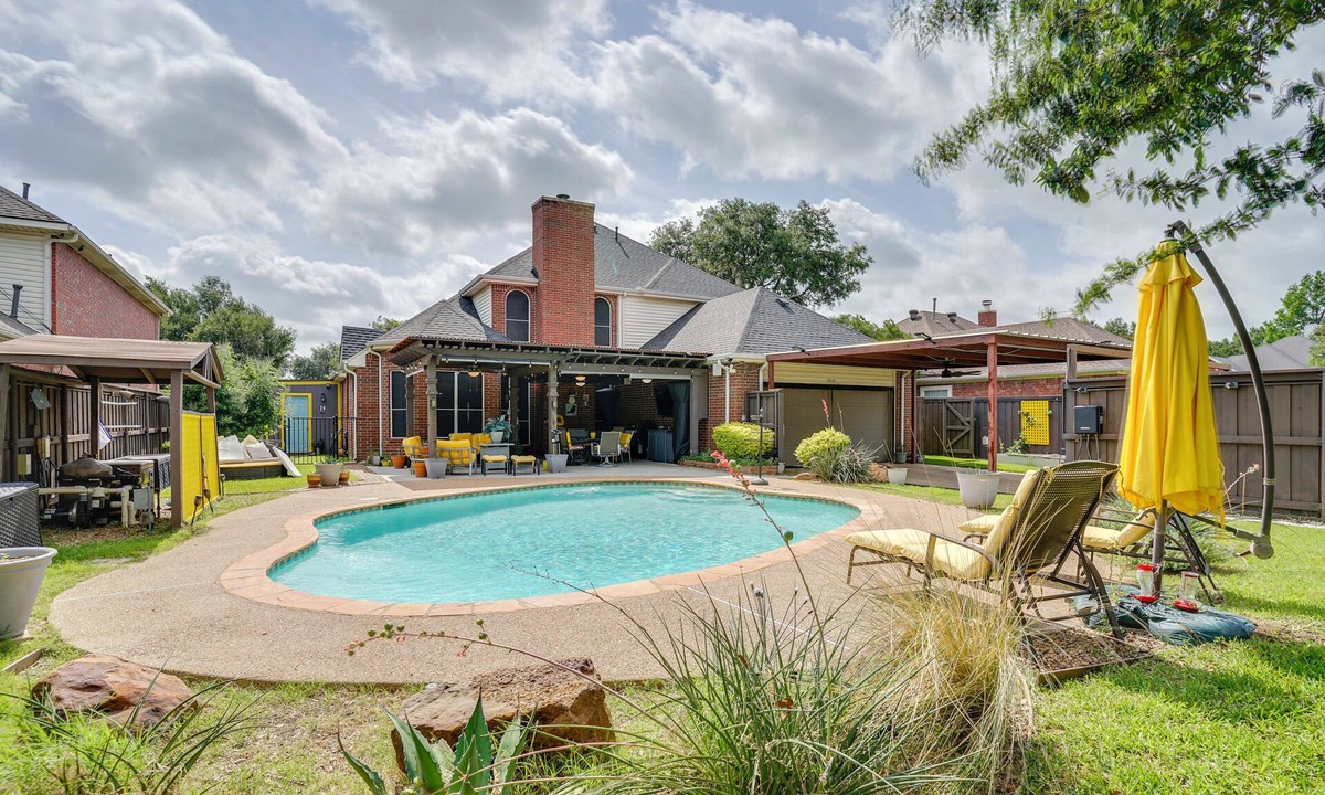 Grand Prairie Apartment | Luxury Studio with Pool | Near DFW & AT&T Stadium