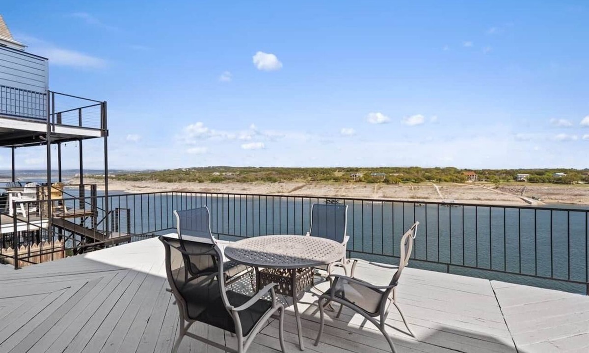 Briarcliff Condo | Luxury Waterfront Condo Pool + Hot tub Sleeps 4