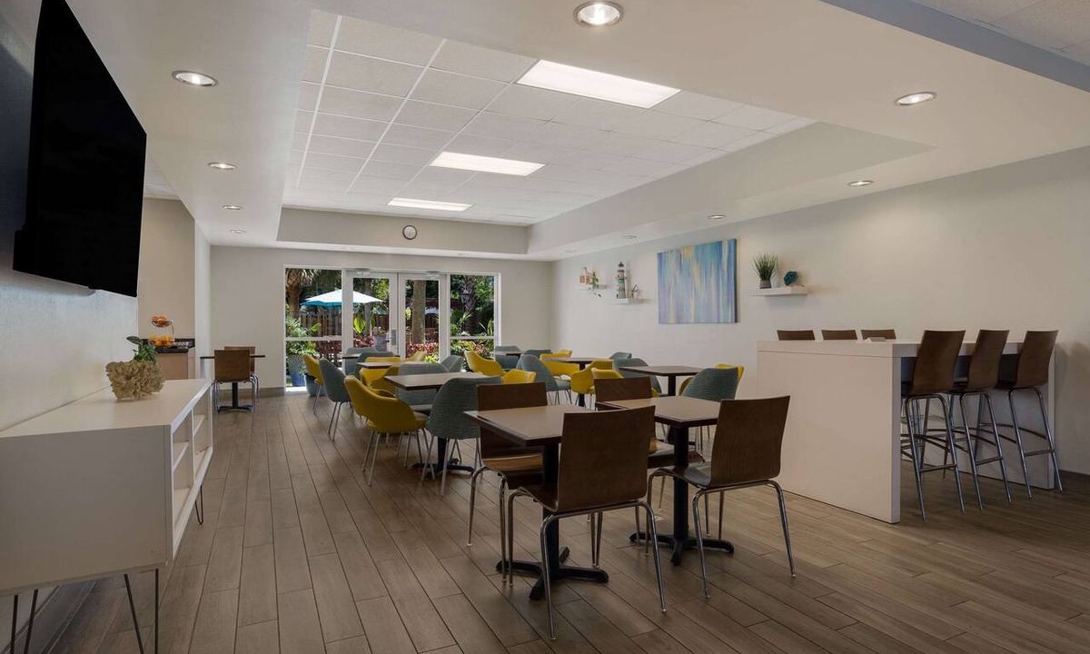 Wilmington Hotel | MainStay Suites Wilmington - University Area